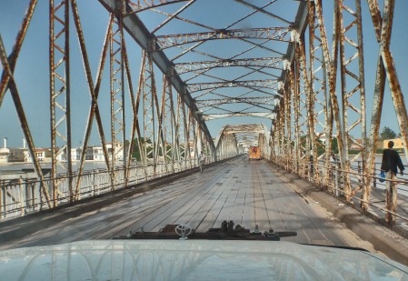 SENEGAL 8 (SAINT-LOUIS) EL PUENTE FAIDHERBE, ES METALICO CONSTRUIDO EN 1897 POR NOUGUIER KESSLER, EQUIVOCADANENTE ATRIBUIDO A GUSTAVE EIFFEL