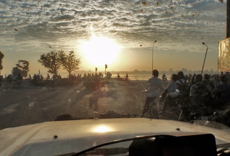 BURKIINA FASO 12 (UAGADUGU) LA CONTAMINACION ES TERRIBLE, ES PRODUCIDA POR POLVO DEL AIRE ASOCIADO CON LA ARIDEZ DE LA ZONA, LA COMBUSTION DE LA LEÑA, EL CARBON VEGETAL Y LOS INCENDIOS FORESTALE