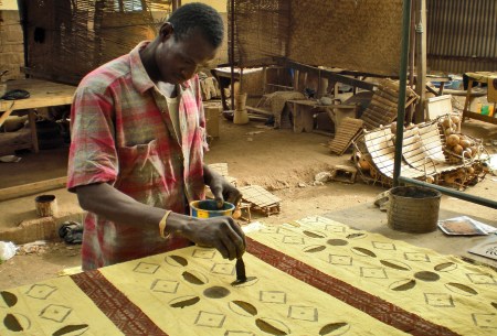 BURKIINA FASO 16 (UAGADUGU-EL GRAN MERCADO) EL TEJIDO BOGOLAN, ES TRADICIONAL DEL AFRICA OCCIDENTAL, LAS ETNIAS QUE LO FABRICAN SON LOS BAMBARAS DOGONES, BOBOS, MALINKES SENOUFOUS Y MINIANKAS, ENTRE OTRAS