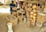 BURKIINA FASO 19 (UAGADUGU-EL GRAN MERCADO) ARTESANO FABRICANTE DE INSTRUMENTOS DE MUSICA PREFERENTEMENTE DE BONGOLAN Y DJEMBE