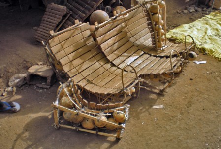 BURKIINA FASO 22 (UAGADUGU-EL GRAN MERCADO) EL BALAFON ES UN INSTRUMENTO DE TECLADO DE MADERA, CON RESONADORES DE CALABAZA, ORIGINARIO DE LA ETNIA SENUFO DE MALI Y BURKINA FASO