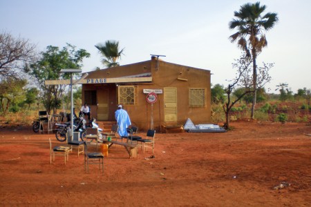 BURKIINA FASO 28 (DE UAGADUGU HACIA EL SUROESTE) ESTACION DE PEAJE OBLIGATORIO A LA SALIDA