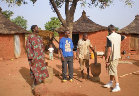 BURKIINA FASO 37 (EN UN POBLADO DE LA ETNIA SENUFO) LA ETNIA SENUFO TIENE UNOS DE 1,5 MILLONES DE PERSONAS REPARTIDAS EN 30 SUBGRUPOS