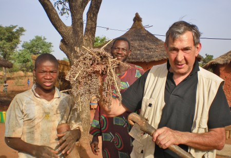 BURKIINA FASO 38 (EN UN POBLADO DE LA ETNIA SENUFO) LA BASE DE LA ALIMENTACION EL MIJO
