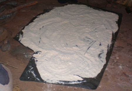 BURKIINA FASO 39 (EN UN POBLADO DE LA ETNIA SENUFO) MIJO YA CONVERTIDO EN ARINA, ES MUY DURO ES TRABAJO DE MUJERES