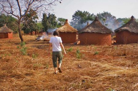 BURKIINA FASO 41 (EN UN POBLADO DE LA ETNIA SENUFO) CADA GRUPO TIENE SUS CARACTERISTICAS PROPIAS, PERO ESTAN TODOS TIENEN EN COMUN LA LENGUA, LOS APELLIDOS Y LA RELIGION