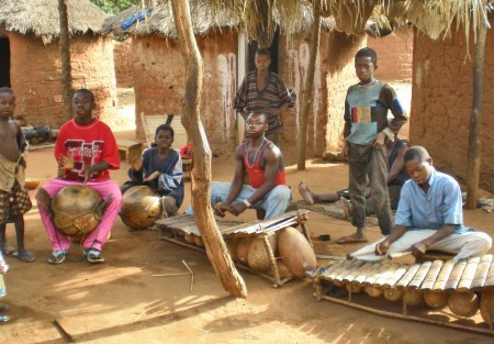 BURKIINA FASO 44 (EN UN POBLADO DE LA ETNIA SENUFO) LOS MUSICOS AFINANDO LOS INSTRUMENTOS