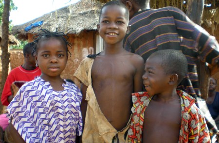 BURKIINA FASO 45 (EN UN POBLADO DE LA ETNIA SENUFO) TODOS LOS CRIOS SON ENCANTADORES