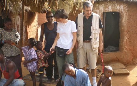 BURKIINA FASO 46 (EN UN POBLADO DE LA ETNIA SENUFO) SON TAN AMABLES PODIAMOS PENSAR QUE NOS CONOCEN DE TODA LA VIDA, Y LO MAS EXTRAÑO ES QUE CON RESPECTO A OTRAS ETNIAS NORTSAHARINAS LOS SENUFOS NUNCA PIDEN NADA