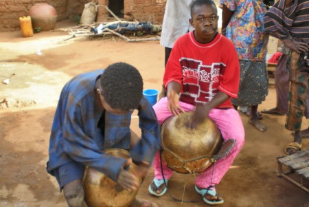 BURKIINA FASO 47 (EN UN POBLADO DE LA ETNIA SENUFO) LOS TIPICOS TAMBORES HEMISFERIICOS