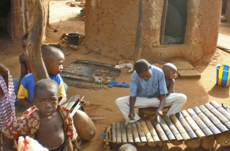 BURKIINA FASO 48 (EN UN POBLADO DE LA ETNIA SENUFO) UN VIRTUOSO DEL BALOFON