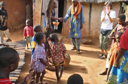 BURKIINA FASO 49 (EN UN POBLADO DE LA ETNIA SENUFO) YA HA EMPEZADO LA FIESTA