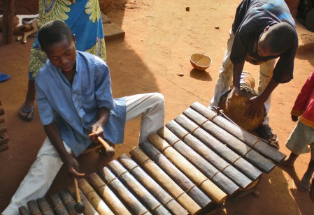 BURKIINA FASO 51 (EN UN POBLADO DE LA ETNIA SENUFO) DUO DE DJEMBE BALOFON