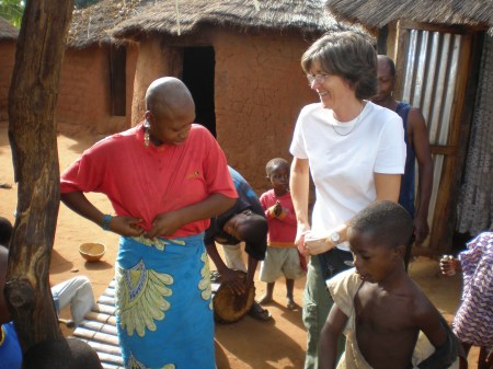 BURKIINA FASO 52 (EN UN POBLADO DE LA ETNIA SENUFO) UNA MUJER SENUFO INICIANDO A PETRA A LA DANZA LOCAL