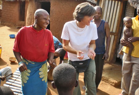 BURKIINA FASO 53 (EN UN POBLADO DE LA ETNIA SENUFO) NO QUEREMOS SABER LO QUE PUEDEN PENSAR DE NUESTRO ESTILO DE BAILANDO LAS DANZAS SENUFO
