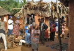 BURKIINA FASO 54 (EN UN POBLADO DE LA ETNIA SENUFO) LA VIEJECITA ES LA QUE MAS BAILA