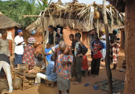 BURKIINA FASO 54 (EN UN POBLADO DE LA ETNIA SENUFO) LA VIEJECITA ES LA QUE MAS BAILA