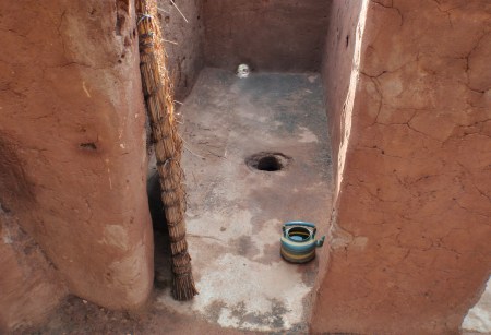 BURKIINA FASO 63 (TIEBELE, UN POBLADO DE LA ETNIA KASSENA)... E INCLUSO NOS HA OFRCIDO LA POSIVILIDAD DE UTILZAR EL W.C... NO COMMENTS