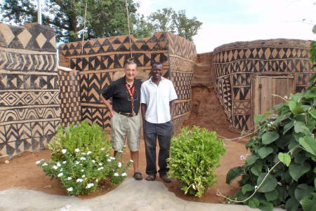 BURKIINA FASO 65 (TIEBELE, UN POBLADO DE LA ETNIA KASSENA) HEMOS HECHO AMISTAD CON FRANK EL DUEÑO DE LA CASA EN DONDE ESTAMOS ACAMPADOS