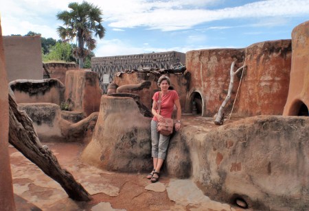 BURKIINA FASO 67 (TIEBELE, UN POBLADO DE LA ETNIA KASSENA) ES CONOCIDO POR SU INCREIBLE ARQUITECTURA GOUROUNSI, CON LAS PAREDES DE SUS CASAS MUY DECORADAS