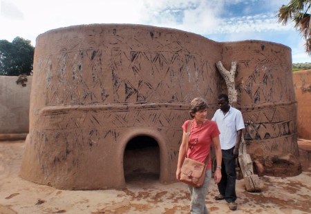 BURKIINA FASO 68 (TIEBELE, UN POBLADO DE LA ETNIA KASSENA) DECORACION DE LA PARED ES SIEMPRE UN PROYECTO COMUNITARIO HECHO POR LAS MUJERES, ES UNA PRACTICA MUY ANTIGUA QUE DATA DEL SIGLO XVI