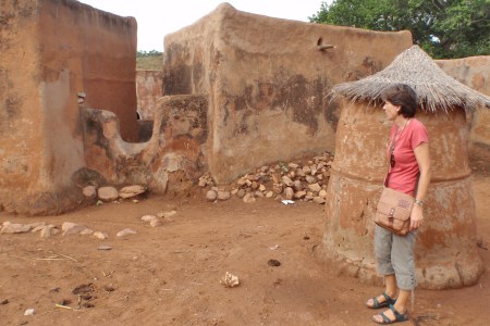 BURKIINA FASO 69 (TIEBELE, UN POBLADO DE LA ETNIA KASSENA) CONSTRUYEN SUS CASAS EN SU TOTALIDAD DE MATERIALES LOCALES, TIERRA, MADERA Y PAJA, LA TIERRA MEZCLADA CON PAJA Y ESTIERCOL DE VACA SE HUMEDECE Y CREA PLASTICIDAD PERFECTA