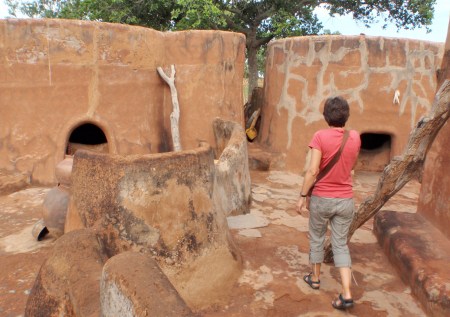 BURKIINA FASO 71 (TIEBELE, UN POBLADO DE LA ETNIA KASSENA) LAS PUERTAS DE ENTRADA TIENEN POCO MAS DE 1 METRO DE ALTURA, LO QUE LOS PROTEJE DEL SOL Y HACE LA ENTRADA DIFICIL A LOS ENEMIGOS...