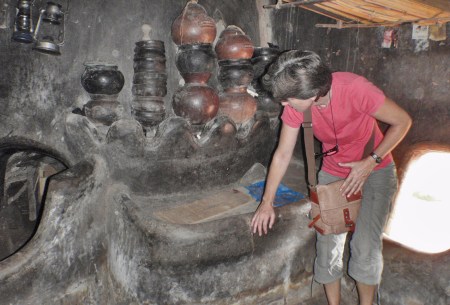 BURKIINA FASO 75 (TIEBELE, UN POBLADO DE LA ETNIA KASSENA) LA COCINA AL INTERIOR DE LA CASA, ESTA CONSTRUIDA EN UNA SOLA PIEZA, JUSTO AL LADO DE LA PUERTA DE ENTRADA PARA QUE SALGA EL HUMO