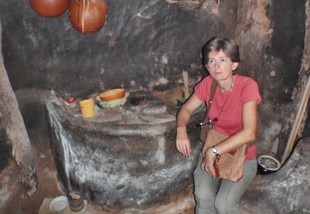 BURKIINA FASO 76 (TIEBELE, UN POBLADO DE LA ETNIA KASSENA) LA MESA DE TRABAJO, EL MISMO SISTEMA DE CONSTRUCCION QUE LA COCINA, EN MEDIO TIENE UN DESAGUADERO