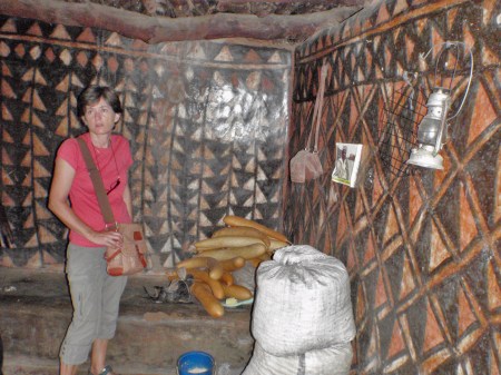 BURKIINA FASO 77 (TIEBELE, UN POBLADO DE LA ETNIA KASSENA) EN EL INTERIOR DE LA PANADERIA DEL PUEBLO