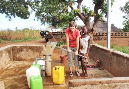 BURKIINA FASO 80 (TIEBELE, UN POBLADO DE LA ETNIA KASSENA) PETRA Y PAULINA SACANDO AGUA