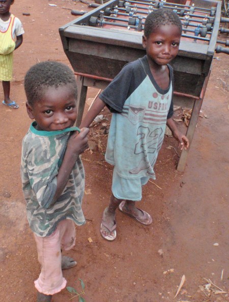 BURKIINA FASO 81 (TIEBELE, UN POBLADO DE LA ETNIA KASSENA) BURKINA FASO ES POSIBLEMENTE EL PAIS MAS POBRE DEL MUNDO, PERO SUS GENTES SON INCREIBLEMENTE ENTRAÑ ABLES Y BUENAS