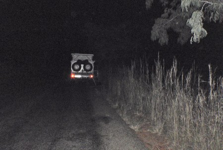 BURKIINA FASO 91 (DE VUELTA DE COSTA DE MARFIL HACIA NIGER) POR LA NOCHE A UNOS 90 KM DE BOBO- DIOULASSO PERDEMOS UNA RUEDA EN LA CARRETERA N-7, AL SOLTARSE LOS BULONES DE SUJECCION, AL CABO DE UNA HORA GRACIAS A DIOS PASO UNA PATRULLA MILITAR