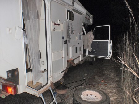 BURKIINA FASO 93 (DE VUELTA DE COSTA DE MARFIL HACIA NIGER) NO NOS PERMITEN FOTOGRAFIAR LA PATRULLA MILITAR, SE HAN QUEDADO CON NOSOTROS TODA LA NOCHE, Y NOS PIDIERON AYUDA, POR LO VISTO LA ZONA ES MUY PELIGROSA POR LA PROXIMIDAD CON COSTA DE MARFIL
