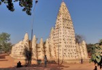 BURKIINA FASO 95 (DE VUELTA DE COSTA DE MARFIL HACIA NIGER) LA MEZQUITA DE BOBO-DIOULASSO ES LA MAYOR DE BURKINA FASO, FUE CONSTRUIDA EN 1890, FABRICADA EN ADOBE, Y ES UN EJEMPLO UNICO DE ARQUITECTURA SUDANESA AFRICANA