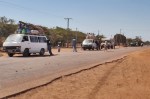 BURKIINA FASO 97 (DE VUELTA DE COSTA DE MARFIL HACIA NIGER) KANTCHARI, ANTES DE LA ADUANA SE FORMA DIARIAMENTE UNA CARABANA DE UNOS 30 A 50 VEHICULOS ESCOLTADOS POR LOS MILITARES PARA EVITAR LOS ATRACOS A LO LARGO DE LA FRONTERA CON NIGER