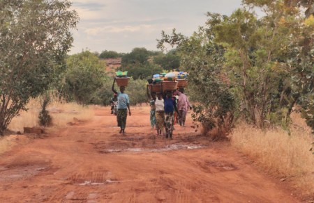 MALI 202 (EL PAIS DE DOGONES-HACIA HACIA LA FALLA) MUJERES QUE VIENEN DE LAVAR EN EL lRIO KOLOLO
