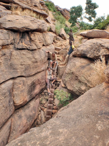 MALI 212 (EL PAIS DE DOGONES-BAJANDO LA FALLA) LOS CRIOS SE DIVIERTEN POR NUESTRA FALTA DE PRACTICA