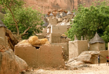 MALI 215 (POBLADOS DOGONES) ESTE PUEBLO DESPIERTA UN GRAN INTERES POR SU RELIGION, LAS DANZAS, LAS ESCULTURAS DE MADERA Y SU PARTICULAR ARQUITECTURA