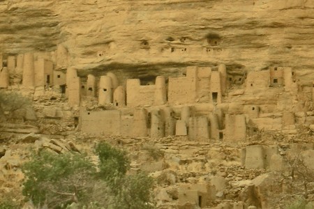 MALI 235 (LOS TELLEM) VIVIAN EN CASAS DE FORMA CILINDRICAS, CONSTRUIDAS EN LAS CUEVAS DE LA FALLA