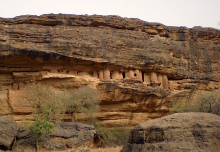 MALI 236 (LOS TELLEM) SUS CASAS ERAN PEQUEÑAS , POR ESO ESTA ETNIA HAN SIDO ASOCIADA CON LOS PIGMEOS