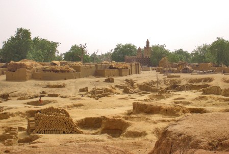 MALI 246 (DE BANDARIAGA A LA FRONTERA CON BURKINA FASO) POBLACION DE BANKASS TIENE 30.000 HABITANTES, PRODUCE LADRILLOS DE ADOBE