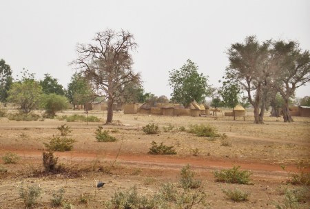 MALI 249 (DE BANDARIAGA A LA FRONTERA CON BURKINA FASO) PEQUEÑOS POBLADOS A DERECHA E IZQUIERDA