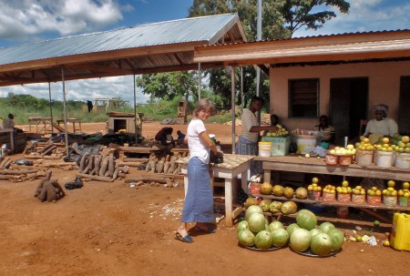 GHANA 10 (HACIA KUMASI) UN MERCADO CON MAÑIOCAS PAPAYAS SANDIAS Y MANGOS