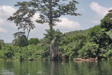 GHANA 41 (EN CANOA POR EL RIO VOLTA) DESPUES DE UN RECORRIDO DE 1.600 KM, CON CASCADAS Y SALTOS DESEMBOCA EN EL ATLANTICO