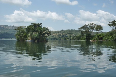 GHANA 46 (EN CANOA POR EL RIO VOLTA) PRESA DE AKOSOMBO SOBRE EL RIO VOLTA, CREA EL ARTIFICIAL LAGO VOLTA QUE ES MAS GRANDE DEL MUNDO