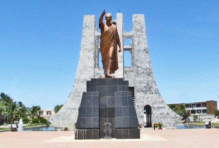 GHANA 57 (EN ACCRA) EL MAUSOLEO DE KWAME NKRUMAH, ES EL HOMBRE QUE INDEPENDENDIZO GHANA DE LOS INGLESES, NACIO EN 1909 Y MURIO 1972, FUE EL PRIMER PRESIDENTE Y PRIMER MINISTRO DEL PAIS