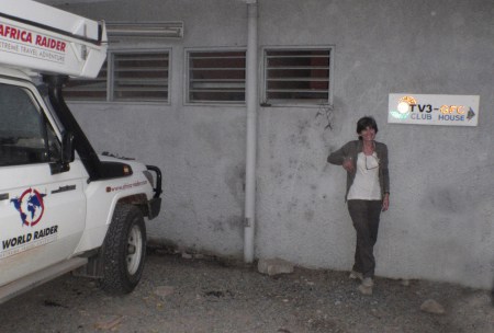 GHANA 62 (ACCRA, NUESTRA INTEVIU EN LA TELEVISION TV3 DE GHANA) EN EL PARKING DE LA TELEVISION