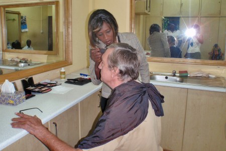 GHANA 63 (ACCRA, NUESTRA INTEVIU EN LA TELEVISION TV3 DE GHANA) SESION DE MAQUILLAJE ANTES DE SALIR AL PLATO