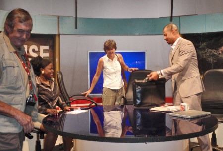 GHANA 64 (ACCRA, NUESTRA INTEVIU EN LA TELEVISION TV3 DE GHANA) SITUANDONOS EN EL PLATO ANTES DE SALIR EN ANTENA